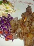 Bife ancho con huevo y ensalada de pastas