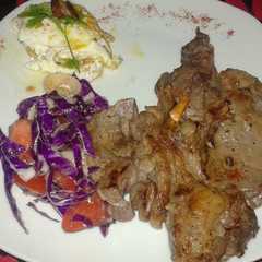 Foto principal de Bife ancho con huevo y ensalada de pastas