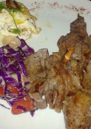 Una foto de Bife ancho con huevo y ensalada de pastas
