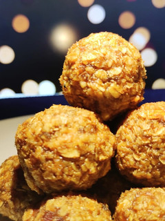 A picture of Oats ladoo.