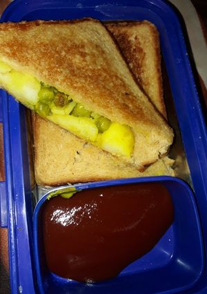 A picture of Aloo matar sandwich.