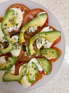 Una foto de Ensalada de tomate, mozzarella y aguacate🍅🥑