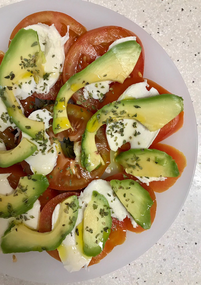 Una foto de Ensalada de tomate, mozzarella y aguacate🍅🥑