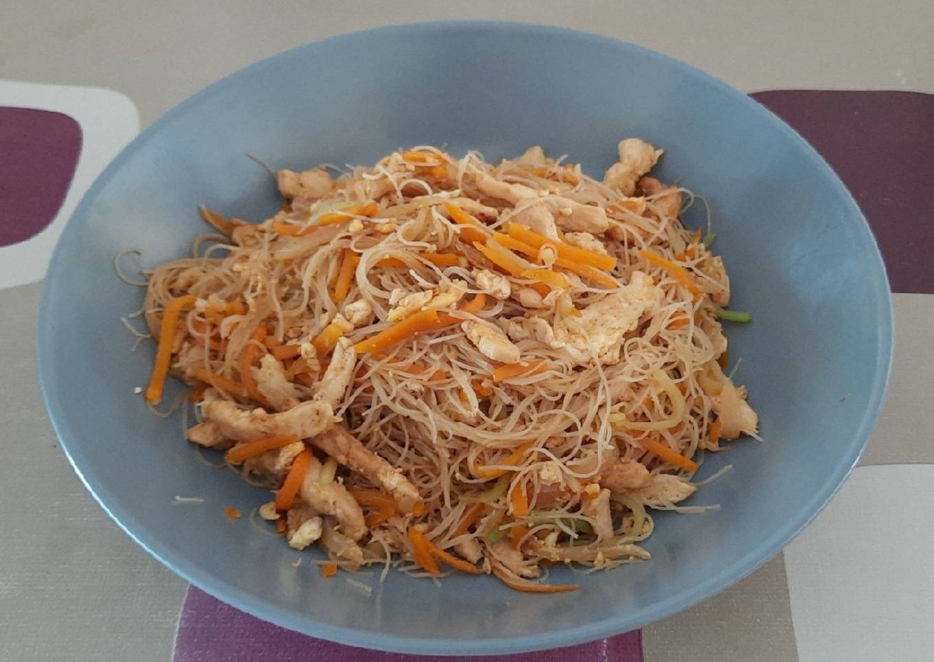 Fideos de arroz con tiritas de pollo