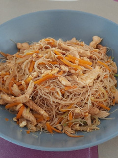 Una foto de Fideos de arroz con tiritas de pollo