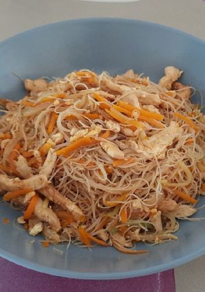 Una foto de Fideos de arroz con tiritas de pollo
