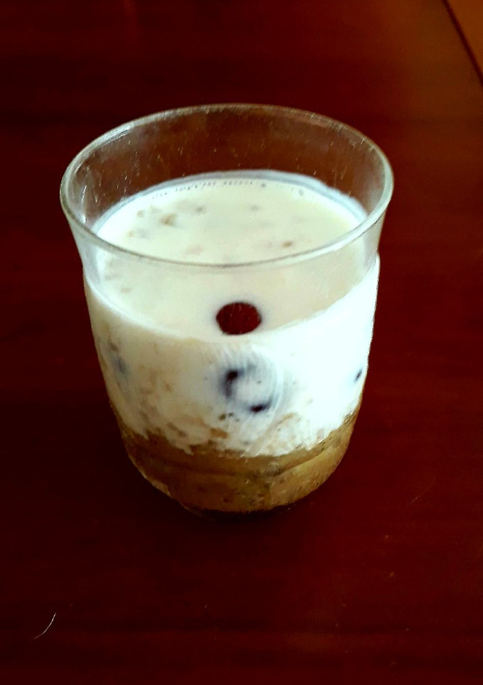 Una foto de Puré de manzana con levadura de cerveza, cerezas y quéfir