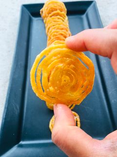 क्रिस्पी जलेबी (jalebi recipe in marathi) रेसिपी चे मुख्य फोटो