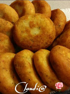Una foto de Tortitas de papa con atún 🌹
