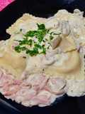 Ravioles de jamón y queso con crema