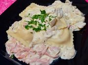 Una foto de ravioles con crema