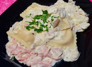 Una foto de Ravioles de jamón y queso con crema