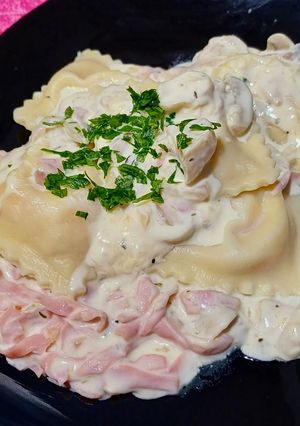Una foto de Ravioles de jamón y queso con crema