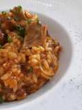 Arroz cremoso con sofrito de costillas de cerdo y alcachofas