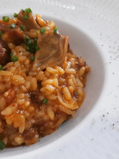 Una foto de Arroz cremoso con sofrito de costillas de cerdo y alcachofas