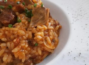 Foto principal de Arroz cremoso con sofrito de costillas de cerdo y alcachofas