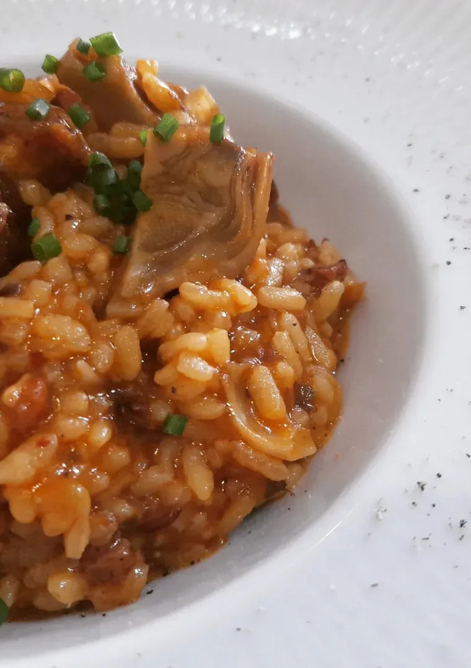 Una foto de Arroz cremoso con sofrito de costillas de cerdo y alcachofas