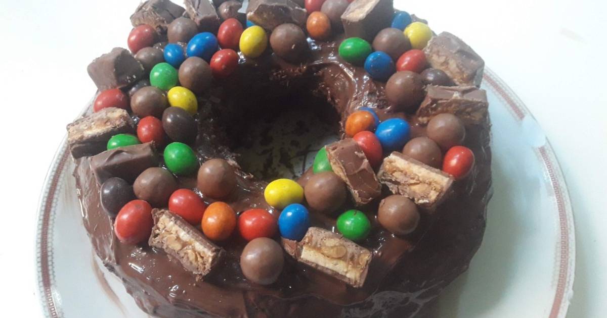 Fun easy chocolate cake birthday cake Recipe by Lamiaa Aboushady ...