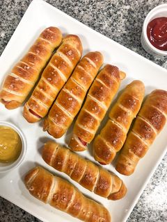 Una foto de Pretzels con salchicha