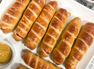 Una foto de Pretzels con salchicha
