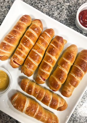 Una foto de Pretzels con salchicha