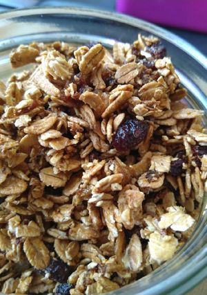 Une photo de Granola flocon d'épeautre raison sec, figue et cranberries séch