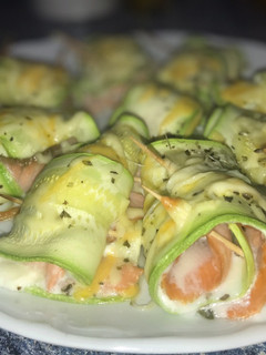 Una foto de Rollitos de calabacín con salmón y queso
