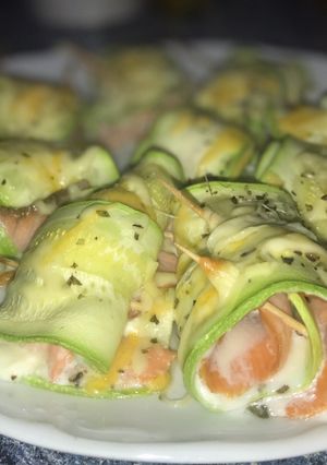 Foto principal de Rollitos de calabacín con salmón y queso