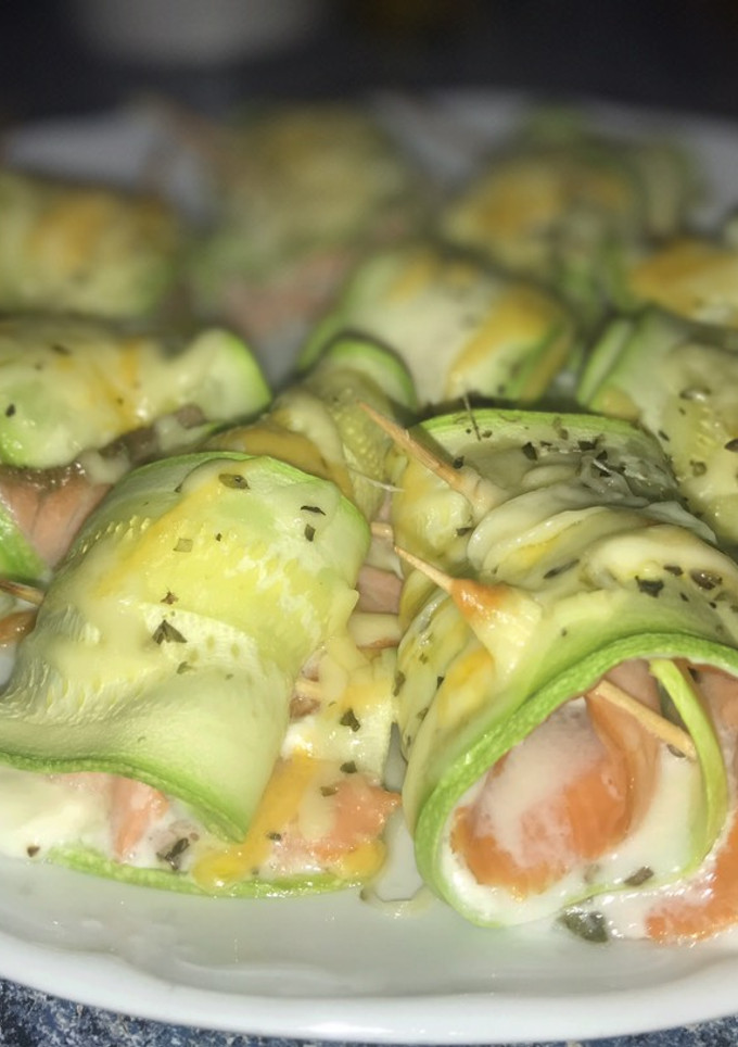 Una foto de Rollitos de calabacín con salmón y queso