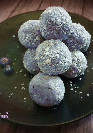 A picture of Cheese Bliss balls.