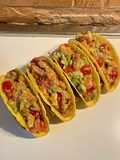Tacos con avocado, salmone, tonno, pomodorini e lime