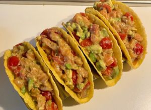 Foto di Tacos con avocado, salmone, tonno, pomodorini e lime
