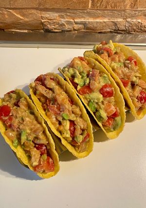 Foto di Tacos con avocado, salmone, tonno, pomodorini e lime