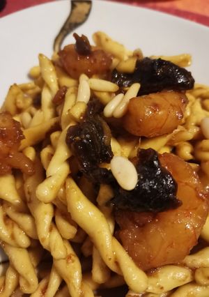 Foto di Fusilli Calabresi, gamberoni, prugne e pinoli
