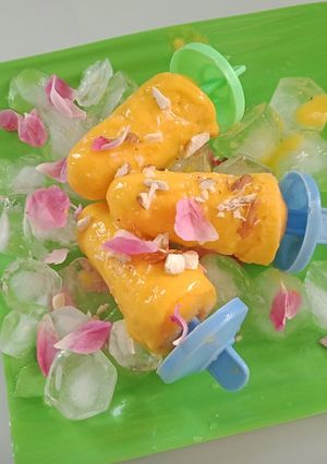 મેંગો કુલ્ફી (Mango Kulfi Recipe In Gujarati) રેસીપી મુખ્ય ફોટો