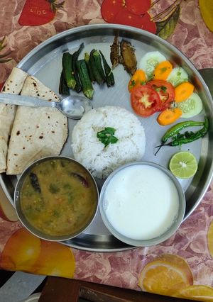 पालक मूंग दाल वाली लंच थाली (Pala moong dal wali lunch thali recipe in hindi) रेसिपी मुख्य फोटो