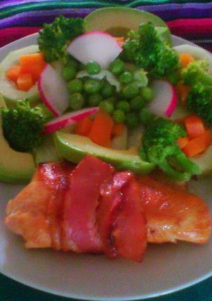 Una foto de Pollo enrrollado y ensalada mixta