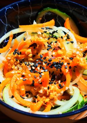 Una foto de Ensalada de pepino y zanahoria agridulce
