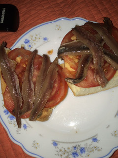 Una foto de Tostas de tomate y anchoas😋