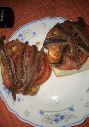 Una foto de Tostas de tomate y anchoas😋