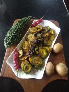 करेला आलू सब्जी (karela aloo sabzi recipe in Hindi) रेसिपी मुख्य फोटो