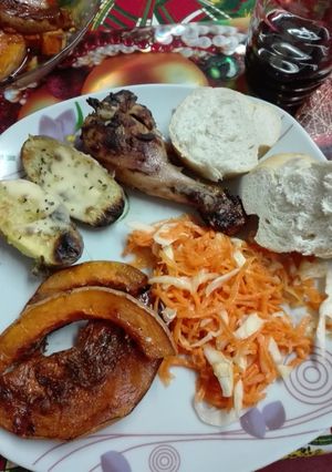 Una foto de Pollo con miel y mostaza a las brasas con ensalada