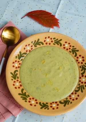 Une photo de Velouté courgettes, pois cassés, amande, thym