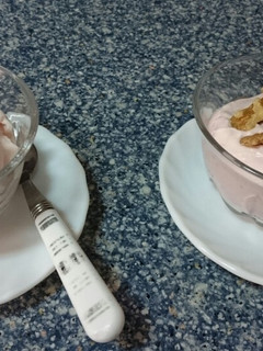 Una foto de Nueces con Fresa 🍓 y Nata🍦