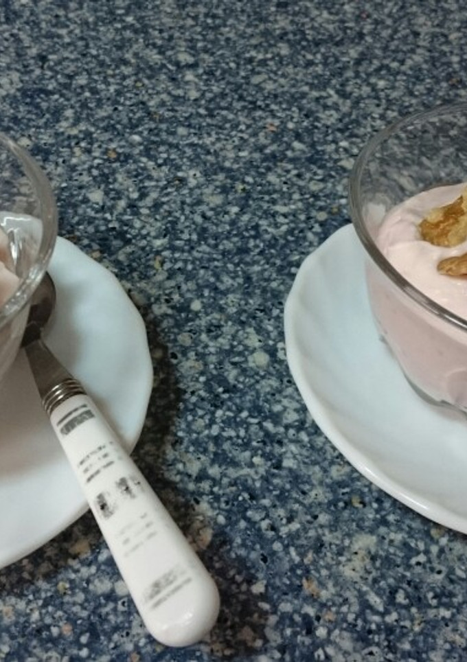 Una foto de Nueces con Fresa 🍓 y Nata🍦