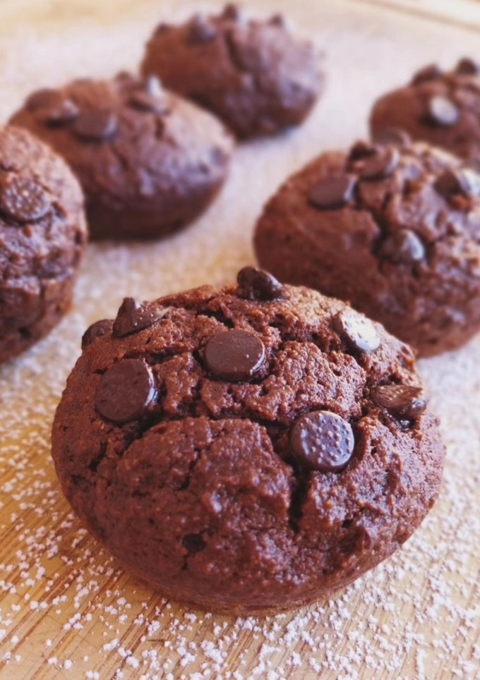 Una foto de Cookies brownie de almendras y pepitas de chocolate (sin gluten)