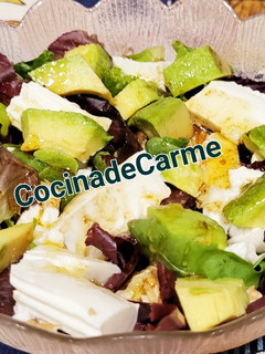 Una foto de Ensalada de queso fresco y aguacate con miel