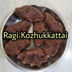 A picture of Ragi kozhukattai.