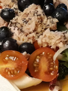 Una foto de Ensalada de atún con arándanos