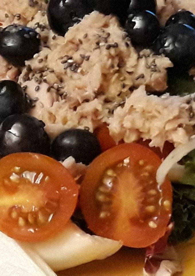 Una foto de Ensalada de atún con arándanos